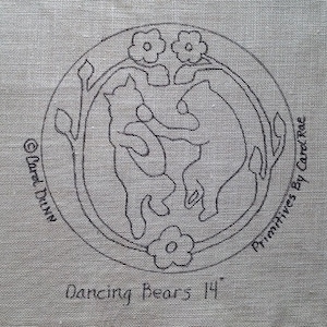 Op de afbeelding: Zwart-witte lijntekening van twee dansende beren in een cirkel met bloemen en bladeren. De tekst "Dancing Bears 14" staat onder de cirkel. De tekst "Primitives by Carol Rae" staat rechts van de cirkel. De tekst "&copy; Carol Dunn" staat links van de cirkel.