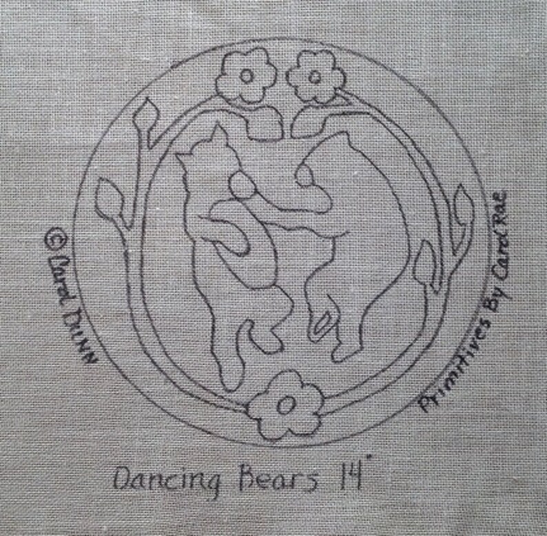 Op de afbeelding: Zwart-witte lijntekening van twee dansende beren in een cirkel met bloemen en bladeren. De tekst "Dancing Bears 14" staat onder de cirkel. De tekst "Primitives by Carol Rae" staat rechts van de cirkel. De tekst "&copy; Carol Dunn" staat links van de cirkel.