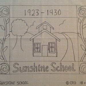 Puede incluir: Dibujo en blanco y negro de una escuela con un &aacute;rbol, un camino sinuoso y el texto "1923-1930" y "Sunshine School".
