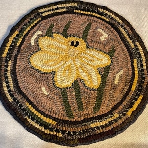 Rug Hooking Pattern for Daffodil Chair Pad on Monks Cloth or Primitive Linen, Table Mat, Wall Hanging, 14 inch Round Hooked Rug, K101