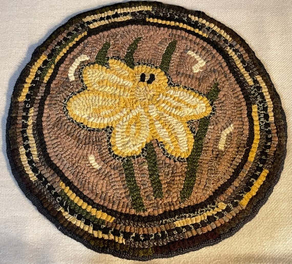 Rug Hooking Pattern for Daffodil Chair Pad on Monks Cloth or Primitive Linen, Table Mat, Wall Hanging, 14 inch Round Hooked Rug, K101