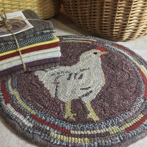 Hetty, Primitive Rug Hooking Kit for Chicken Chair Pad, Table Mat, Wall Hanging,  Folk Art Hooked Rug, 14" Round  K115