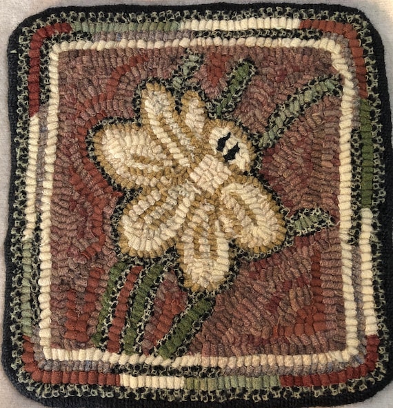 Rug Hooking Pattern for  10" Daffodil Mat, on Monks Cloth or Primitive Linen, floral table or dresser mat, trivet, wall hanging P173