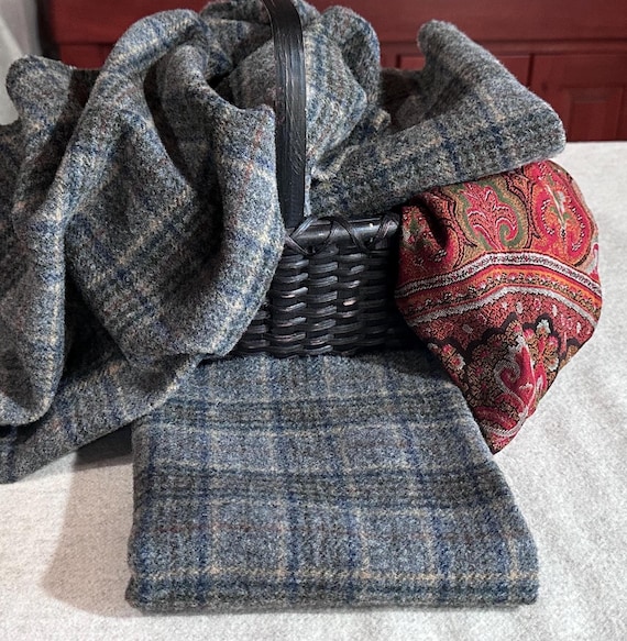 Bag End, a Gray and Navy plaid Mill Dyed 100%  Wool Fabric for Rug Hooking, Applique, Penny Rugs, Fiber Arts, Fat 1/4 yd, W510