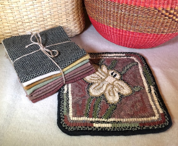 Dafffodil Mat, 10"x10"  Primitive Rug Hooking Kit K146 Floral Trivet, Summer Floral Mat