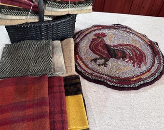 Herald the Rooster, Primitive Rug Hooking Kit for Rooster Chair Pad, Table Mat, Wall Hanging,  Folk Art, 14" Round  K130