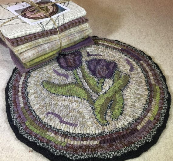 Tulip, Primitive Rug Hooking Kit for Chair Pad 14" Round K108