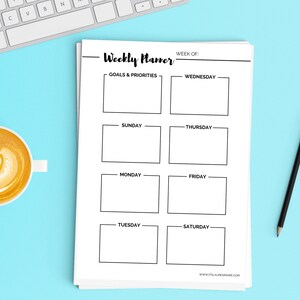Puede incluir: Un planificador semanal imprimible en blanco y negro con una secci&oacute;n para objetivos y prioridades, y una secci&oacute;n para cada d&iacute;a de la semana. El texto "Weekly Planner" y "Week of" est&aacute; en la parte superior de la p&aacute;gina.