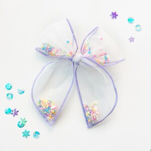 Large pastel stars shaker bow