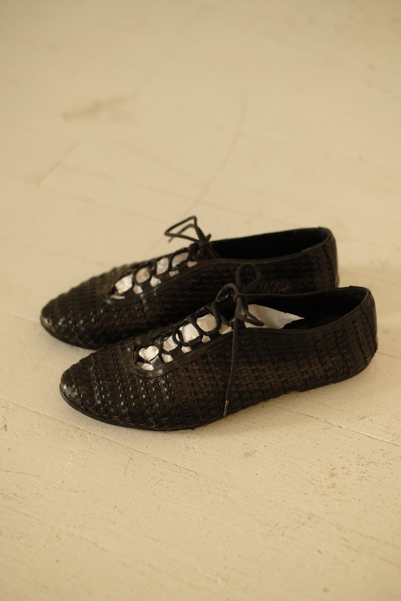 woven oxfords size 7 // vintage black woven lace up flats womens leather beach sandals almond toe ladies shoes ballet flats