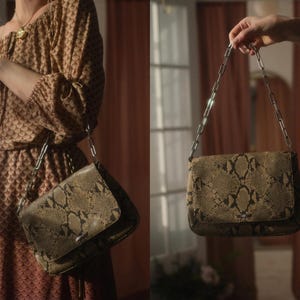 Bolso Cobra Chain de los 2000 // Bolso de mano vintage de los 90, estilo Y2K, de piel de serpiente, color beige y marrón, de Nine West, con estampado animal y estilo grunge, tamaño mediano, tipo bandolera.