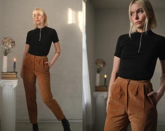 Dulce suède broek uit de jaren 80//vintage jaren 90 taupe beige leer zachte hoge taille geplooide slim fit taps toelopende damesbroek