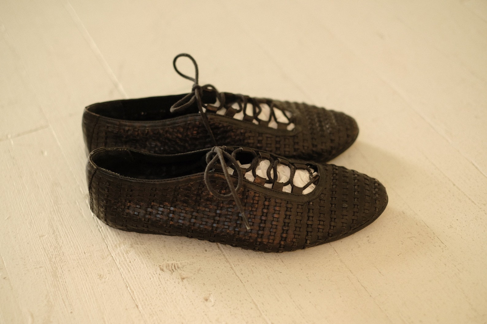 woven oxfords size 7 // vintage black woven lace up flats womens leather beach sandals almond toe ladies shoes ballet flats