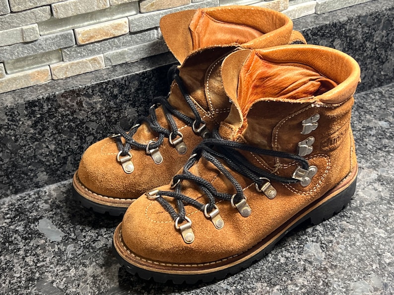 dunham hiking boots waffle stomper