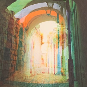 Puede incluir: Un callej&oacute;n estrecho y abovedado con un efecto colorido, descolorido y borroso. Las paredes son de piedra y el callej&oacute;n est&aacute; iluminado por una luz blanca brillante.