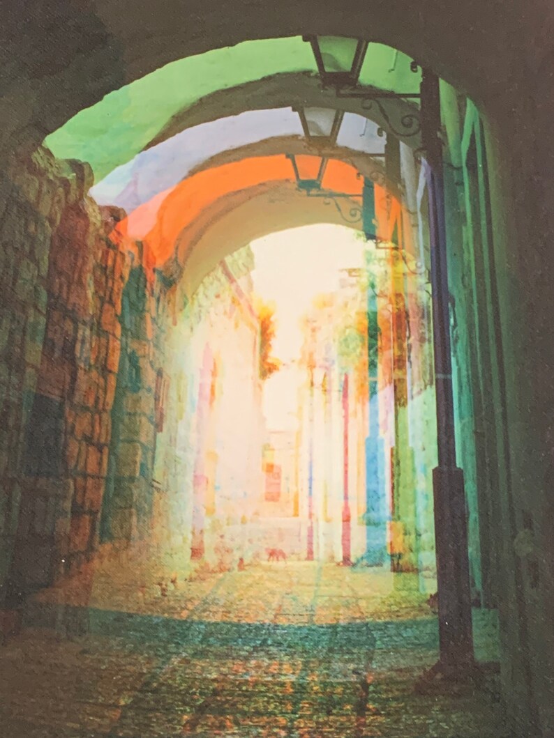 Puede incluir: Un callej&oacute;n estrecho y abovedado con un efecto colorido, descolorido y borroso. Las paredes son de piedra y el callej&oacute;n est&aacute; iluminado por una luz blanca brillante.