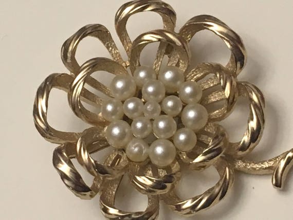 Trifari Gold Pearl Brooch - Flower - Floral - Gol… - image 3