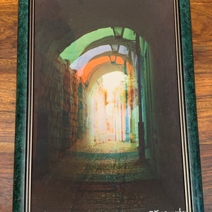 Puede incluir: Una impresi&oacute;n enmarcada de un callej&oacute;n abovedado colorido con una luz al final. La impresi&oacute;n est&aacute; firmada "J. Kaszmarek" y "Z.c.f.h."