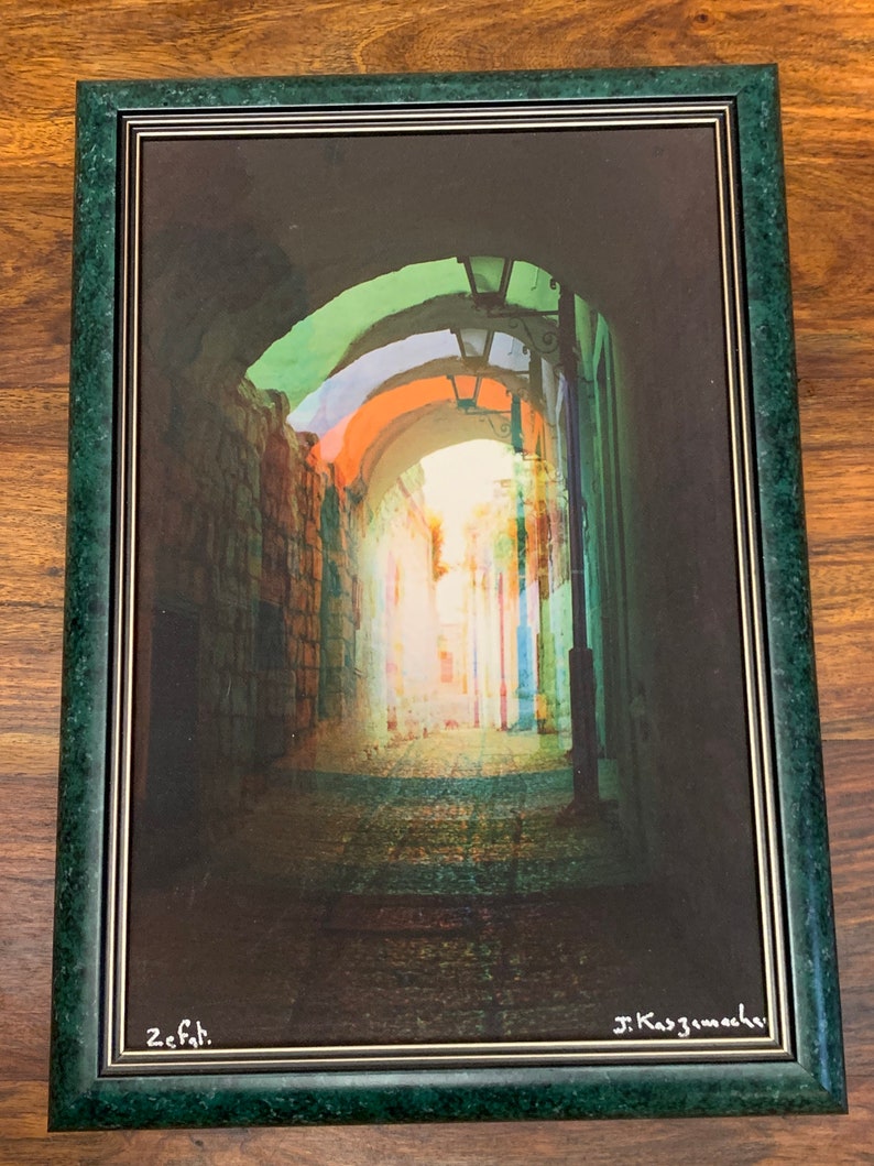 Puede incluir: Una impresi&oacute;n enmarcada de un callej&oacute;n abovedado colorido con una luz al final. La impresi&oacute;n est&aacute; firmada "J. Kaszmarek" y "Z.c.f.h."