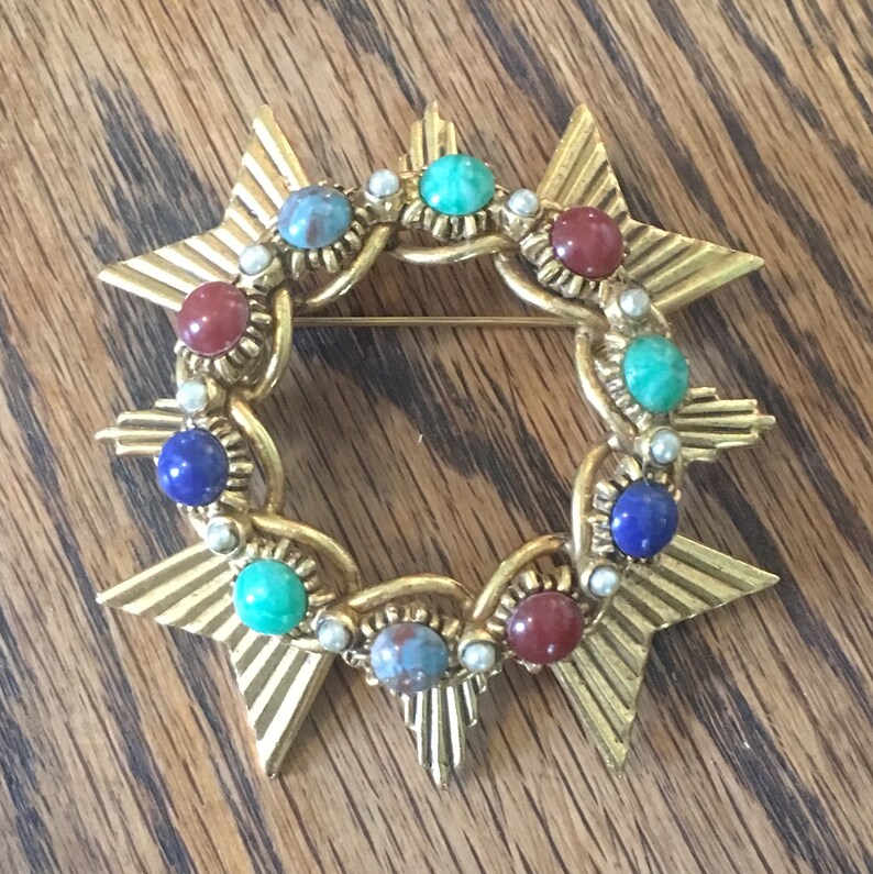 Stylized Vintage Round Gold Tone Faux Pearls Maltese Cross Florenza Maltese Brooch Stones Wreath