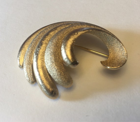 Crown Trifari Brooch - Swirl - Gold Tone - Mad Me… - image 3