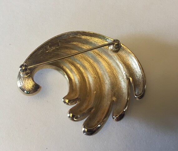 Crown Trifari Brooch - Swirl - Gold Tone - Mad Me… - image 5