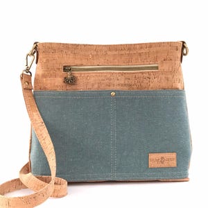Bolso bandolera costero con tirador de cremallera en forma de pulpo en color verde azulado intenso y corcho natural: un bolso mediano fantástico para los amantes del mar