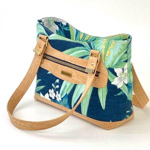 Bolso de hombro de corcho y lona, estampado floral tropical azul marino, cierre de cremallera y bolsillos