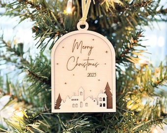 Adorno navideño 2025-2026, adorno navideño para árbol de Navidad, adorno navideño conmemorativo, adorno de montaña con forma de cabaña de madera y bola de nieve.