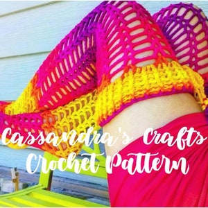 Könnte beinhalten: Ein Paar bunte Häkel-Beinwärmer mit einem Spitzenmuster. Die Beinwärmer sind in den Farben Pink, Orange, Gelb und Lila gehalten. Der Text "Cassandra's Crafts Crochet Pattern" ist auf dem Bild zu sehen.