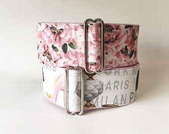 Luxuriöses Martingal-Halsband mit Pfingstrosenmuster für Greyhounds und Whippets • Elegantes Hundehalsband mit rosa Blüten • Hochwertiges, handgefertigtes Halsband