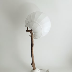 Lampada da tavolo “Double Moon”, carta WENZHOU, paralume in legno e acciaio.