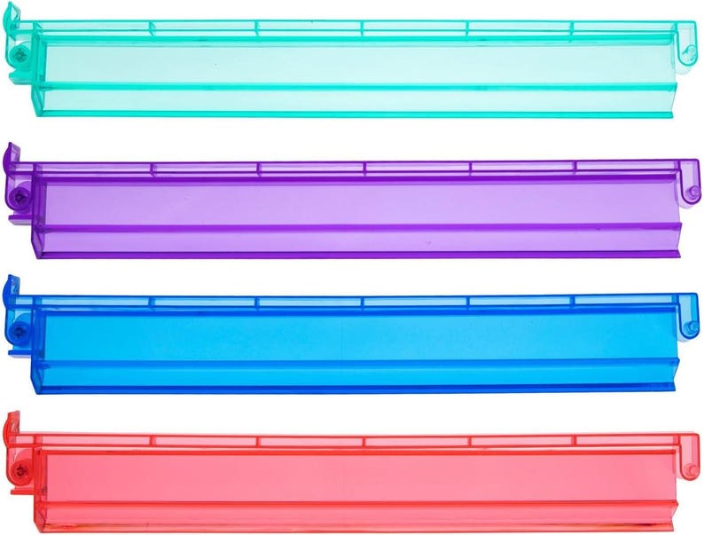 K&ouml;nnte beinhalten: Vier farbige, transparente Plastikt&uuml;tenclips in T&uuml;rkis, Lila, Blau und Rot. Jeder Clip hat eine rechteckige Form mit einem Scharnierdesign und einer Schraube an einem Ende f&uuml;r einen sicheren Verschluss. Die Clips sind zum Verschlie&szlig;en von Beuteln konzipiert.