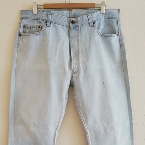 Op de afbeelding: Lichtblauwe spijkerbroek met een rechte pijp. De broek heeft een klassieke vijf-zak stijl en een knoopsluiting.