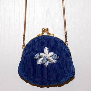 Mini monedero con cadena larga y correa para el hombro, monedero con flores de capullo de rosa azul real, accesorio de arte para vestir, ropa retro vintage, fiesta de graduación, nuevo estado, regalo