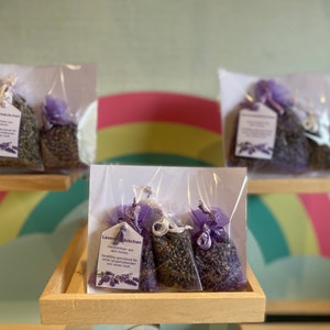 3x kleine Bio-Lavendelsäckchen in Organzabeuteln, handgefertigt Geschenk in den Farben Weiß und lila / Lavendel Bild 3