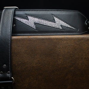 Correa de guitarra de cuero con incrustaciones de cuero de 3" con diseño de rayo negro/plateado