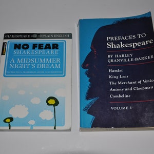 Pode incluir: Dois livros de bolso, um azul com texto branco intitulado "No Fear Shakespeare: A Midsummer Night's Dream" e o outro azul com texto branco intitulado "Prefaces to Shakespeare" de Harley Granville-Barker. O livro à direita tem uma silhueta em preto e branco de um rosto masculino na capa.
