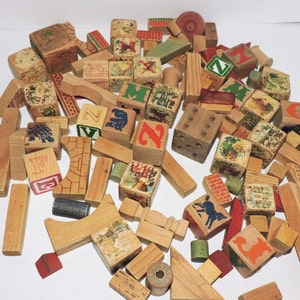 Meer dan 100 antieke houten letters en bouwstenen