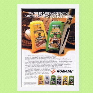 Könnte beinhalten: Eine Vintage-Werbung für Konami-Handheld-Videospiele. Die Anzeige zeigt zwei gelbe und grüne Handheld-Spiele mit Bildern von Baseball und Cowboys. Der Text lautet "Gewinne das große Spiel und besiege den Gangsterkönig mit deinen bloßen Daumen." Die Anzeige zeigt auch einen Baseballhandschuh, ein Messer und eine Reihe weiterer Konami-Handheld-Spiele.