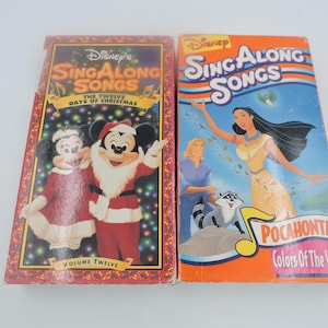 Pu&ograve; includere: Due videocassette VHS Disney Sing Along Songs. Una presenta Topolino e Minnie in abiti natalizi, con la scritta "The Twelve Days of Christmas". L'altra &egrave; "Pocahontas: Colors of the Wind".
