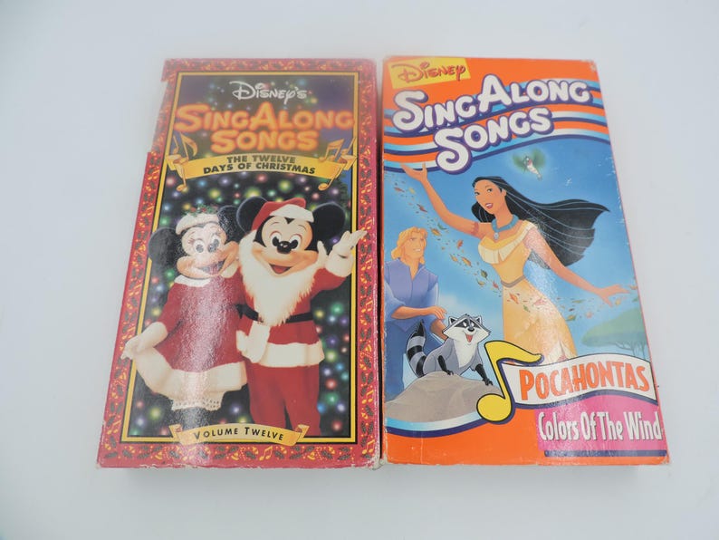 Pu&ograve; includere: Due videocassette VHS Disney Sing Along Songs. Una presenta Topolino e Minnie in abiti natalizi, con la scritta "The Twelve Days of Christmas". L'altra &egrave; "Pocahontas: Colors of the Wind".