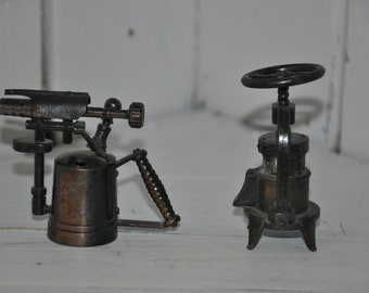 2 herramientas Vintage Die Cast Pencil Sharpeners Metal Miniature Desk Coleccionables Lote de 2