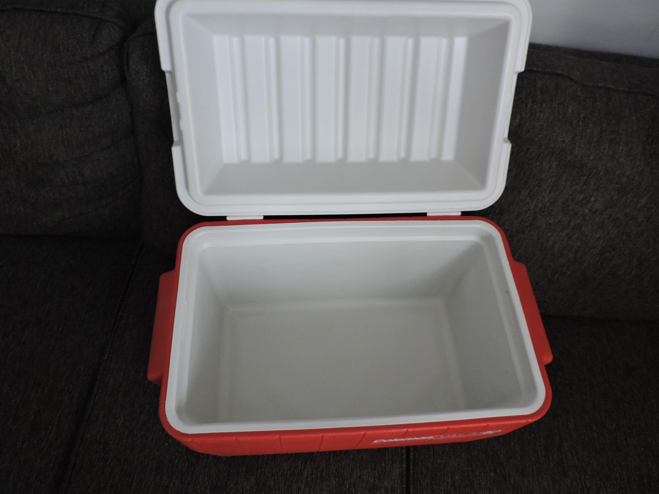 Vintage 1990 Coleman Polylite 40 Quart Red Snap Latch Domed Lid