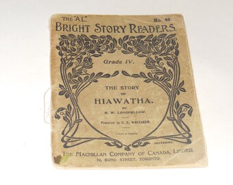 Könnte beinhalten: Der Einband eines alten Buches mit dem Titel "The Story of Hiawatha" von H.W. Longfellow. Das Buch ist Teil der Reihe "Al Bright Story Readers", Klasse IV, und wurde von The Macmillan Company of Canada, Limited veröffentlicht.