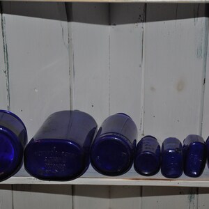 7 Vintage Kobaltblau Medizinflaschen Glasflasche Lot Bild 2