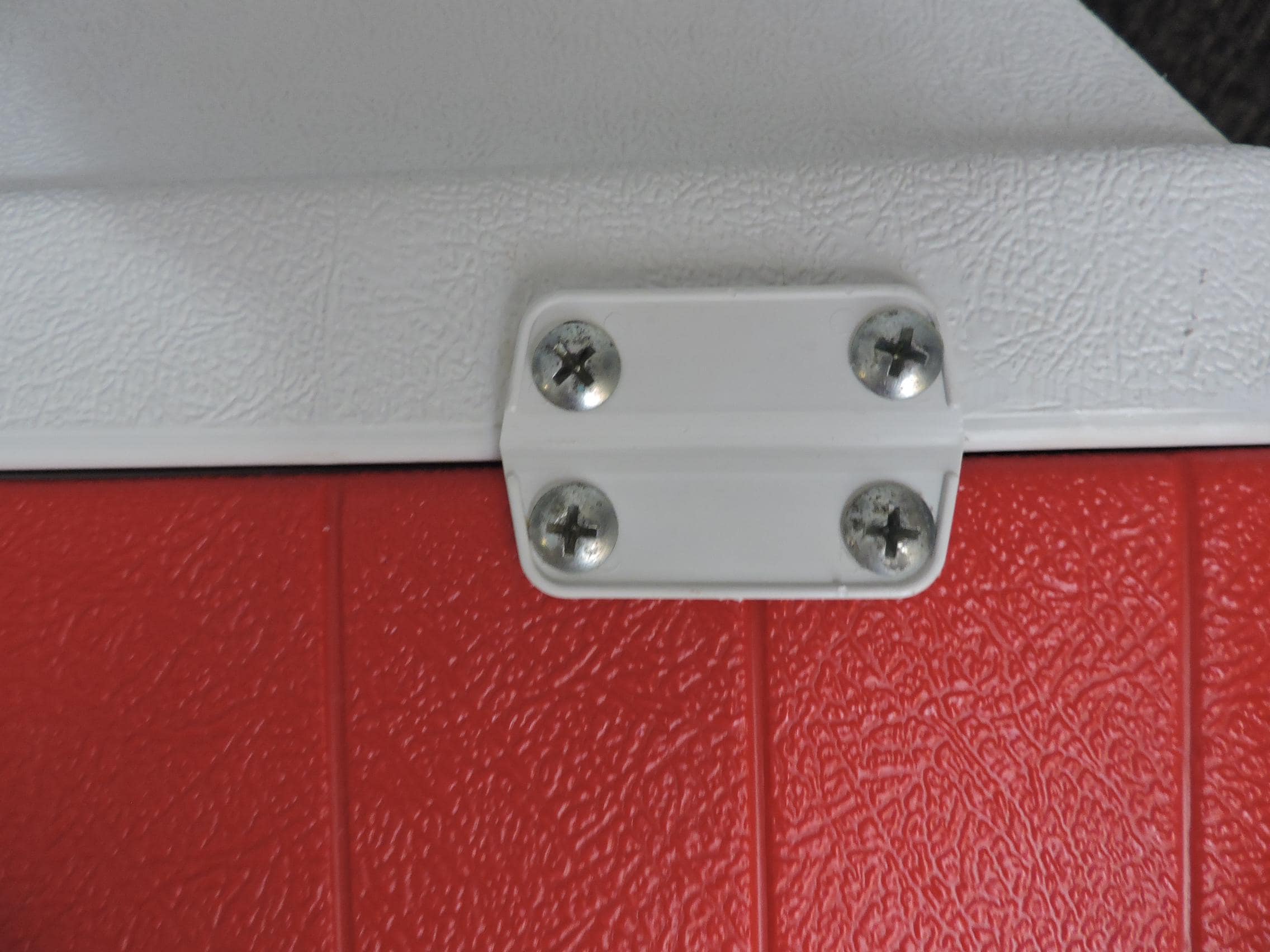 Vintage 1990 Coleman Polylite 40 Quart Red Snap Latch Domed Lid
