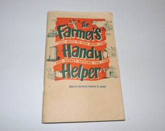 Può includere: Una copertina di libro vintage con sfondo arancione e testo verde. Il titolo è "The Farmer's Handy Helper" con il sottotitolo "1001 Ways to Save Work, Time and Money Around the Farm". La copertina presenta illustrazioni di uno spaventapasseri, una mucca, un maiale, una gallina, un silo e un fienile.