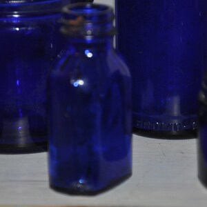 7 Vintage Kobaltblau Medizinflaschen Glasflasche Lot Bild 4