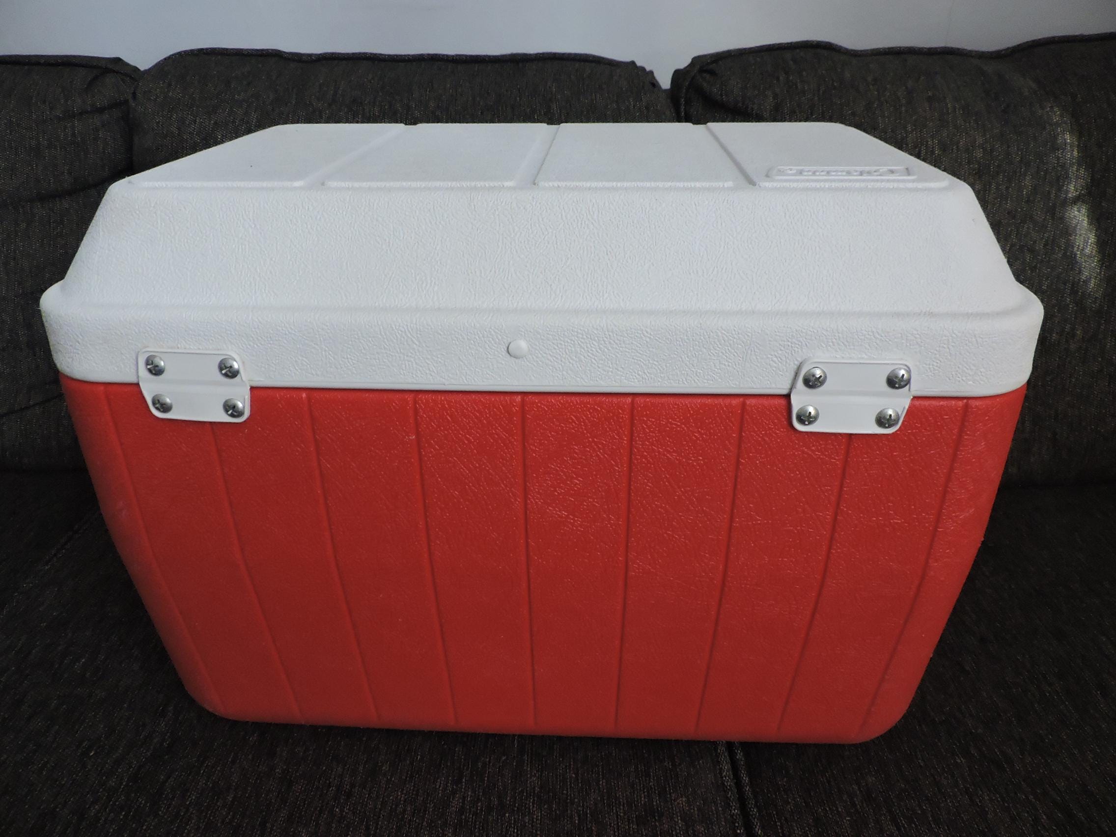 Vintage 1990 Coleman Polylite 40 Quart Red Snap Latch Domed Lid